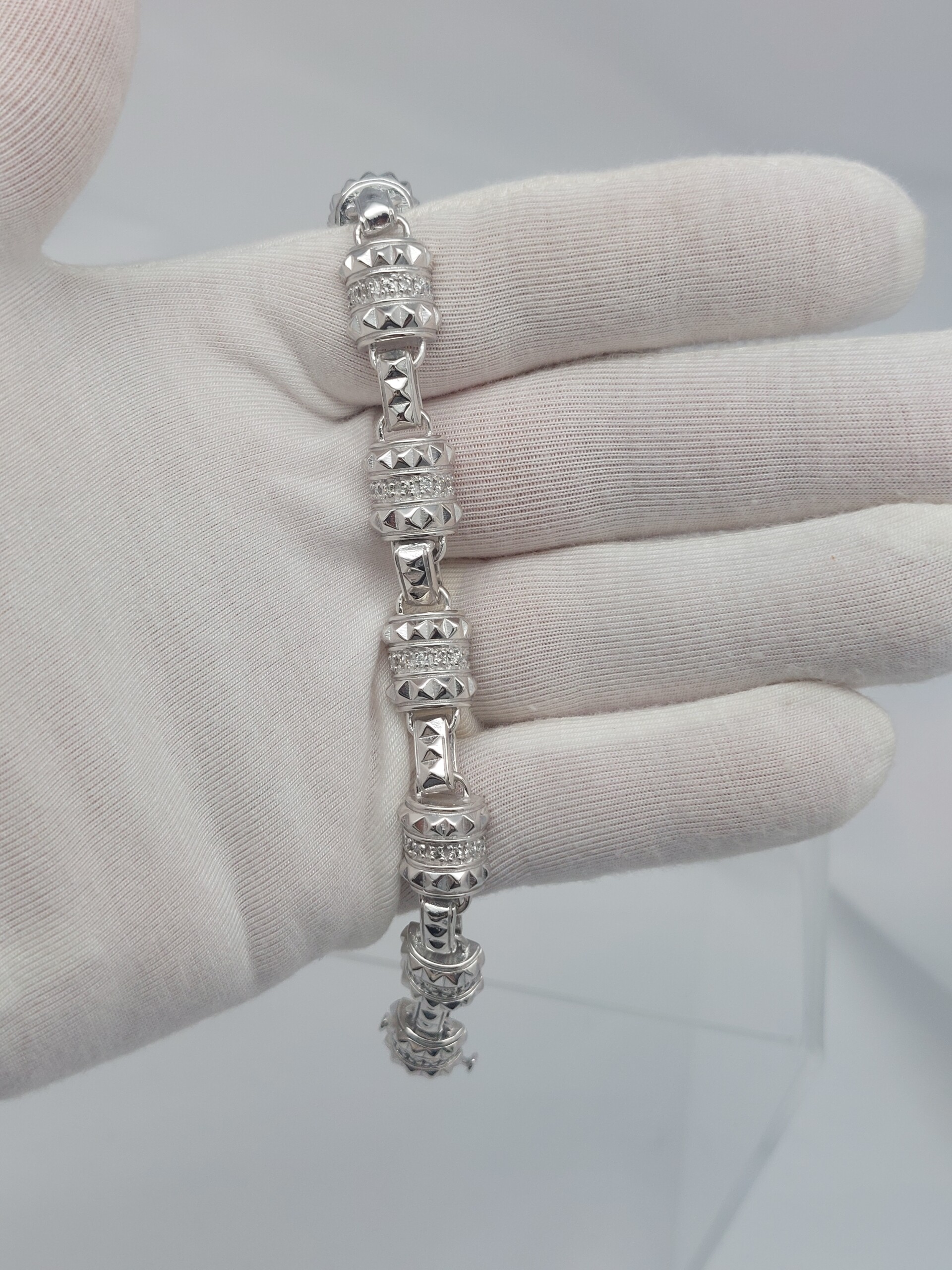 14KT "Pyramid" Diamond Bracelet - Image 3
